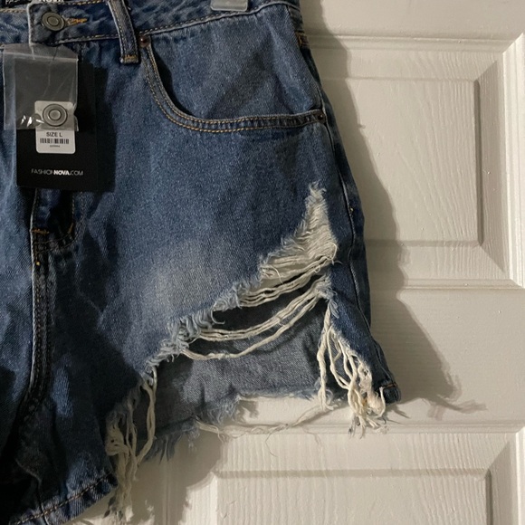 Fashion Nova distressed shorts, blue, size L - Picture 5 of 5